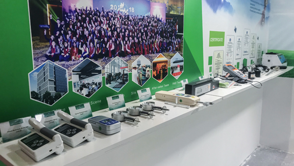 托普云農前沿的農業(yè)智能設備亮相迪拜實驗展現場