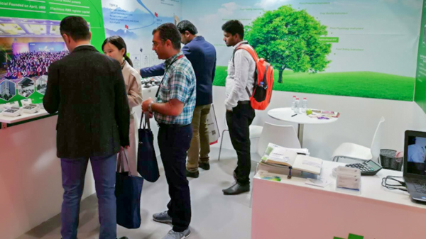 托普云農工作人員向來訪企業(yè)代表介紹農業(yè)智能設備并合影