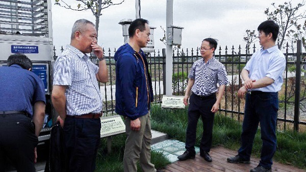 托普云農副總經理朱旭華給考察團講解“四情”智能監(jiān)控系統(tǒng)