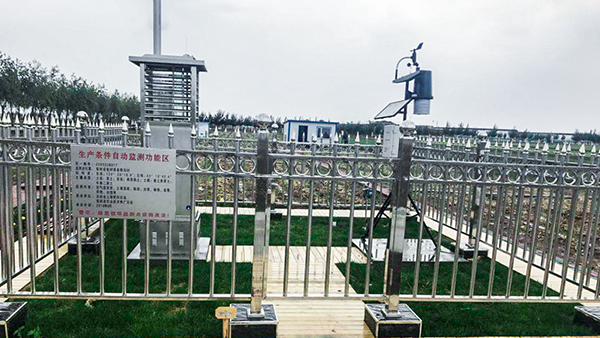 與會領(lǐng)導(dǎo)參觀梨樹縣耕地質(zhì)量與黑土地保護(hù)示范區(qū)監(jiān)測點(diǎn)