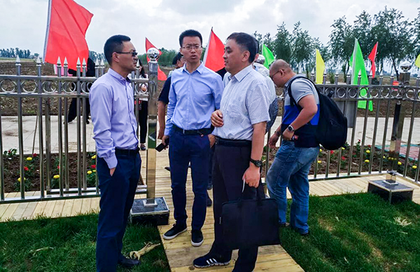 與會領(lǐng)導(dǎo)參觀梨樹縣耕地質(zhì)量與黑土地保護(hù)示范區(qū)監(jiān)測點(diǎn)