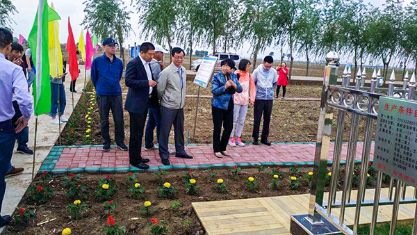 與會領(lǐng)導(dǎo)參觀梨樹縣耕地質(zhì)量與黑土地保護(hù)示范區(qū)監(jiān)測點(diǎn)