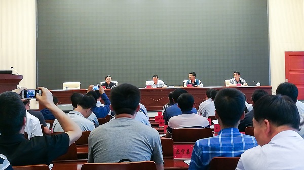 會議現(xiàn)場，崔增團(tuán)做重要講話