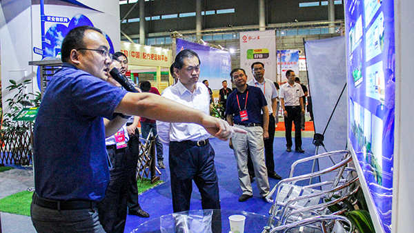 安徽省副省長張曙光聽取托普云農(nóng)介紹省市級大數(shù)據(jù)平臺、病蟲害監(jiān)測預(yù)警平臺