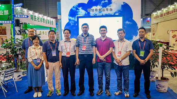 安徽省植?？傉菊鹃L黃秋云（左5）副站長曹明坤（左4）副站長張啟勇（右2）