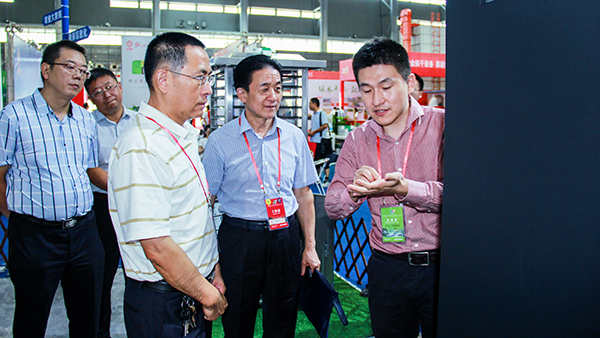 安徽省植?？傉靖闭鹃L曹明坤、副站長李鋼一行聽取病蟲害監(jiān)測預(yù)警平臺詳細介紹