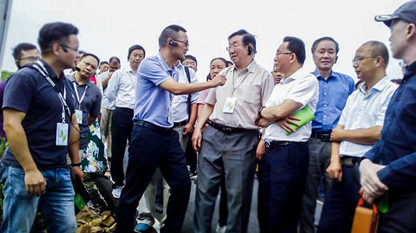 托普云農陳渝陽董事長陪同劉天金主任、陳宗懋院士參觀現(xiàn)場