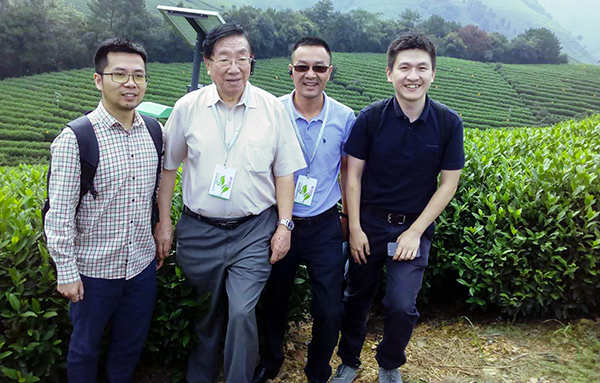 陳宗懋院士、陳渝陽董事長、陳曦經理在茶園殺蟲燈面前合影