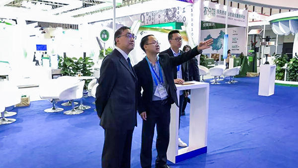 農業(yè)農村部信息中心王小兵主任十分關注托普云農大數(shù)據產業(yè)應用情況。