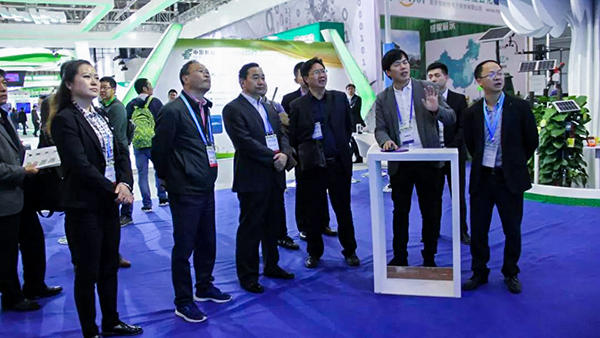 云南省農業(yè)農村廳李國林副廳長一行深入了解農業(yè)大數(shù)據情況。