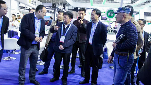 江蘇省淮安市肖進方副市長一行、山西省農牧業(yè)信息中心馮耀斌主任蒞臨展位。