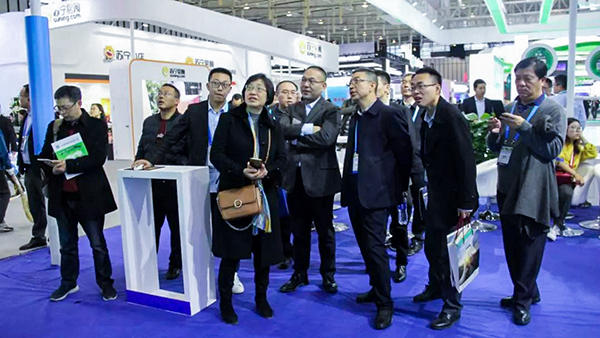 江蘇省淮安市肖進方副市長一行、山西省農牧業(yè)信息中心馮耀斌主任蒞臨展位。