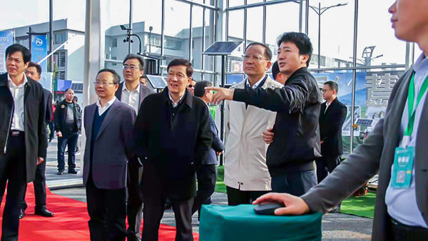 浙江省人大常委會副主任、省總工會主席史濟(jì)錫詳細(xì)詢問省農(nóng)業(yè)信息化建設(shè)情況