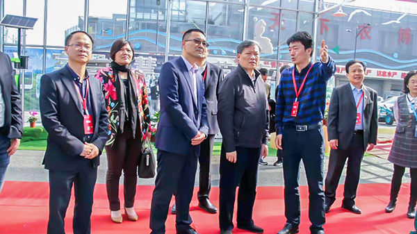 浙江省政協(xié)副主席、黨組副書記孫景淼蒞臨展位聽取浙江省數(shù)字農(nóng)業(yè)系統(tǒng)介紹匯報