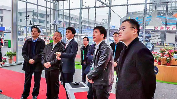 浙江省政協(xié)副主席、黨組成員黃旭明蒞臨展位聽取浙江省數(shù)字農(nóng)業(yè)系統(tǒng)介紹匯報