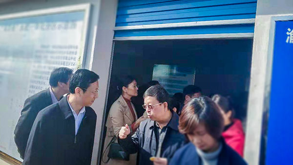 全國(guó)農(nóng)技推廣中心王福祥副主任、江西農(nóng)業(yè)農(nóng)村廳劉光華副廳長(zhǎng)就水肥一體化系統(tǒng)做深入交流